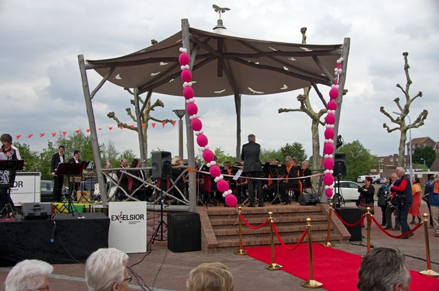 Opening Muziekkoepel Nieuw Vennep 26 April 2014 — foto 1